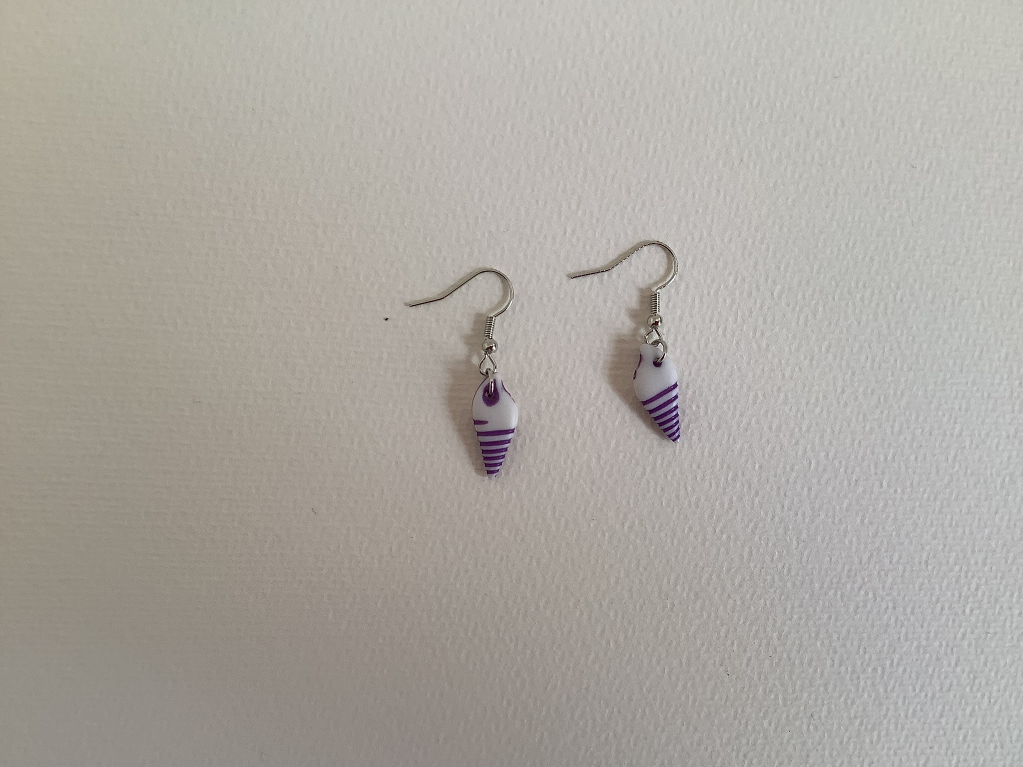 conchiglie viola e bianche